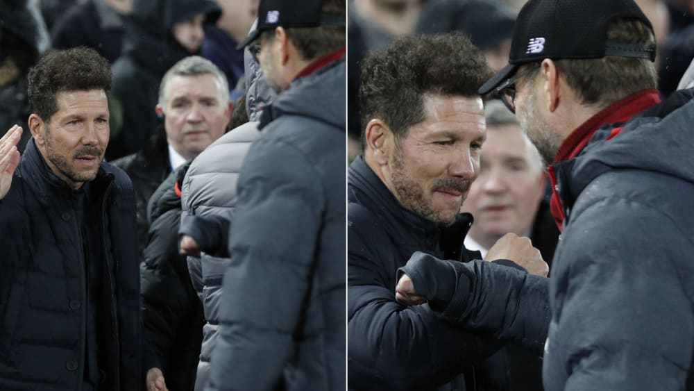Handschlag verweigert: Jürgen Klopp und Diego Simeone begrüßen sich vor dem Rückspiel in Liverpool in Zeichen des Coronavirus.