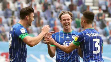 Sein erstes von drei Toren: Kieran Dowell (Mitte) jubelt über seinen Treffer zu Wigans 3:0 gegen Hull.