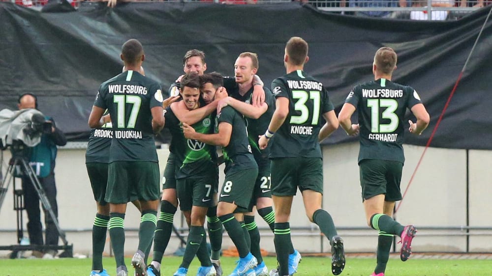 Starke Moral: Wolfsburg bejubelt das 5:3 durch Josip Brekalo (Nummer sieben) und den Sieg in Unterzahl.