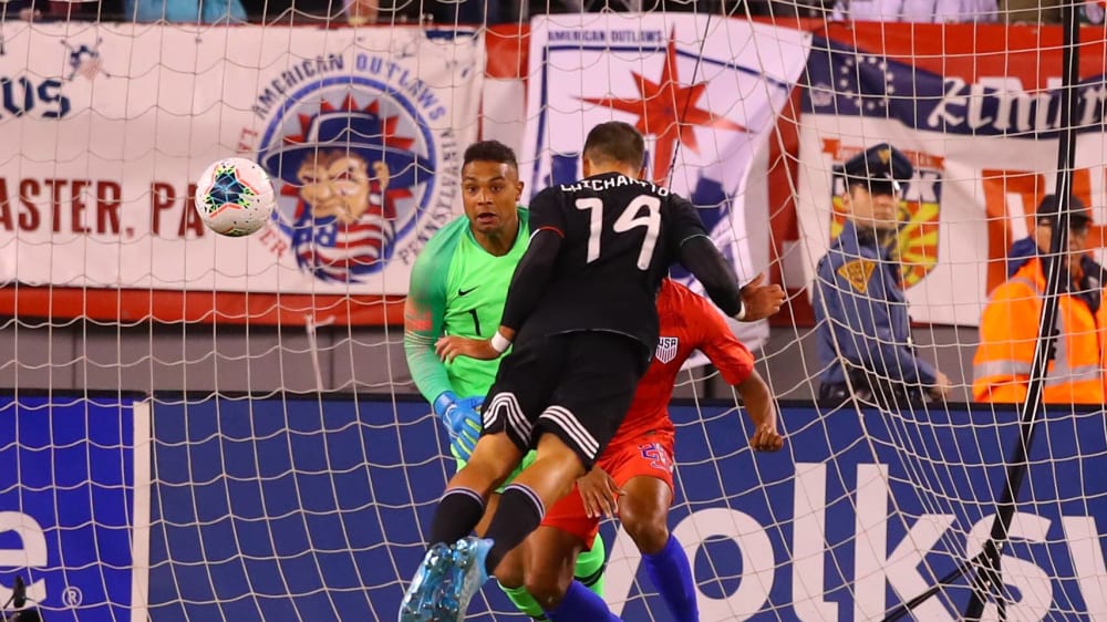 Abflug: Chicharito &#252;berwindet US-Keeper Zack Steffen mit einem sch&#246;nen Kopfball. 