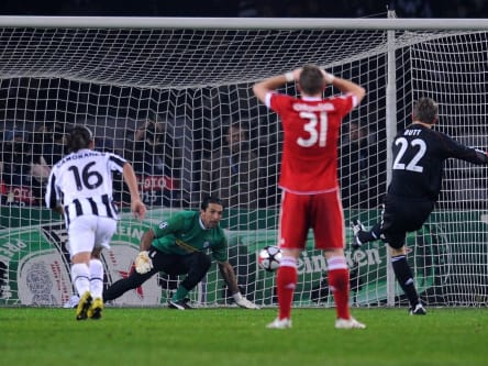 Jörg Butt trifft gegen Gianluigi Buffon