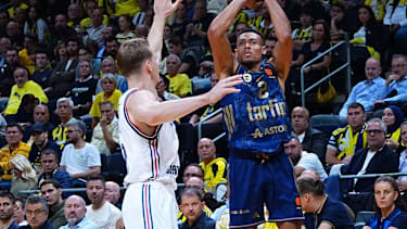 ISTANBUL, TURKEY - SEPTEMBER 29: Wade Baldwin IV 2 of Fenerbahce Tarfin Istanbul and Justus Hollatz 21 of Bayern Munich in action during the EuroLeague Regular Season Round 2 match between Fenerbahce Tarfin Istanbul and Bayern Munich at ULKER Sports and Event Hall , on September 29, 2026, in Istanbul , Turkey. ( Photo by Seskimphoto ) Istanbul Atasehir Turkey Istanbul Atasehir Turkey Copyright: xSeskimphotox FBahce-BayernM-2909 (101)