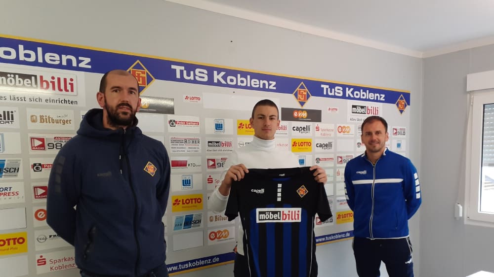 Eingerahmt von den Entscheidungsträgern: Predrag Vucic (Mitte) hat mit seiner Unterschrift für große Freude bei Sportvorstand Admir Softic (links) und Cheftrainer Anel Dzaka gesorgt.