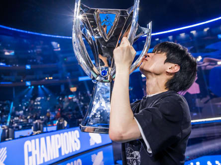 Deft mit Worlds Pokal