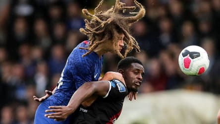 Er steht vor einem Wechsel nach Leipzig: Ethan Ampadu, hier im Duell mit Andre Wright (r.).
