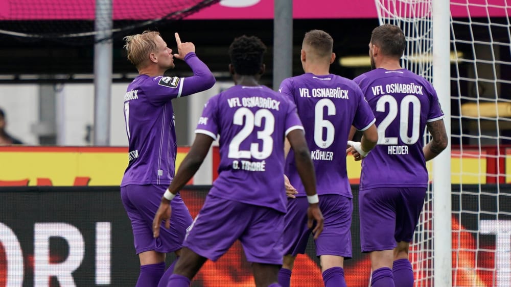 Matchwinner: Osnabrücks Sören Bertram bejubelt mit seinen Teamkollegen den Treffer, der letztlich den Derbysieg über Meppen brachte.