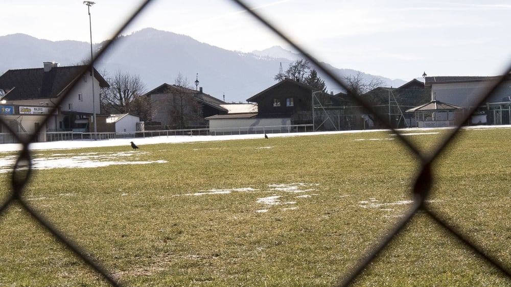 Hoffnung auf fallende Inzidenz: Bis der Ball auf Deutschlands Fußballplätzen wieder rollen kann, wird es noch ein paar Wochen dauern.