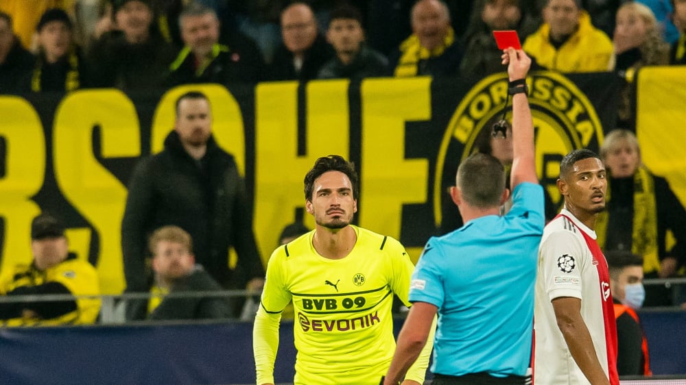 Ungläubiger Blick: Michael Oliver zeigt Mats Hummels die Rote Karte, Dortmunds Innenverteidiger traut seinen Augen kaum.