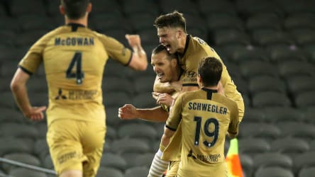 Umjubelter Goalgetter: Alex Meier wird nach seinem Treffer für die Western Sydney Wanderers gefeiert.