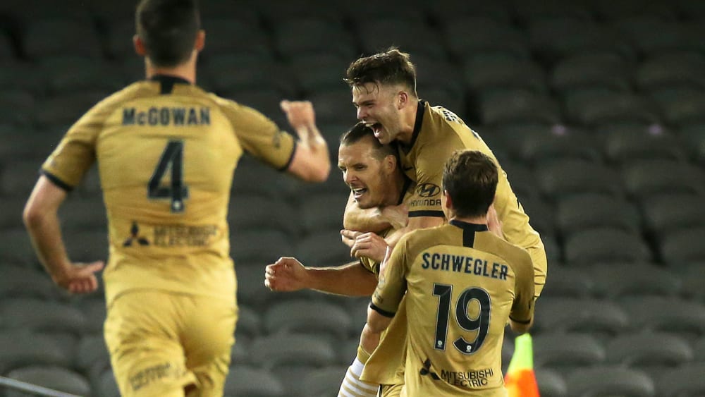 Umjubelter Goalgetter: Alex Meier wird nach seinem Treffer für die Western Sydney Wanderers gefeiert.