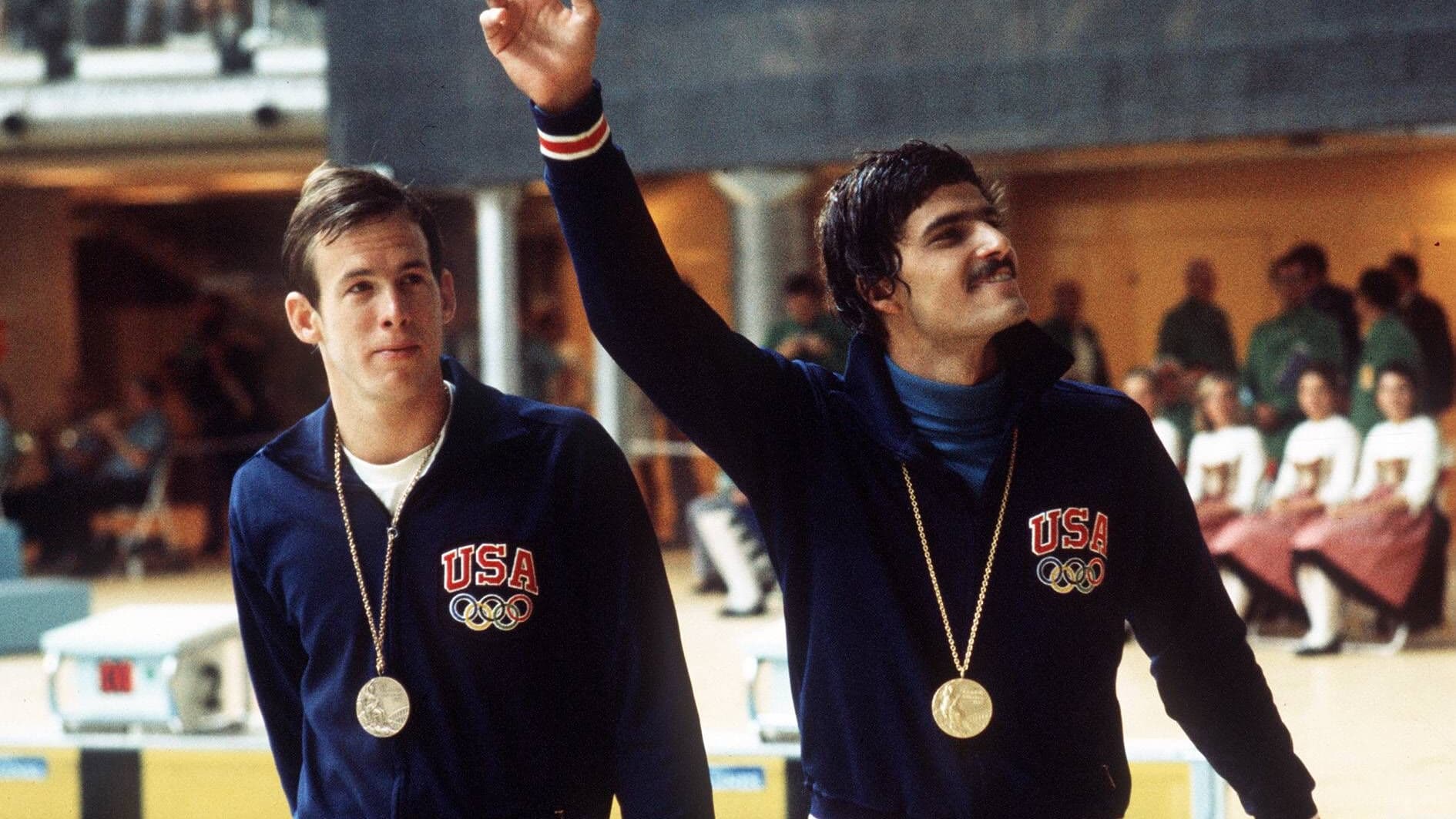 Olympiasieger Mark Spitz (re.) und der Drittplatzierte Jerry Heidenreich (beide USA) nach der Siegerehrung 1972