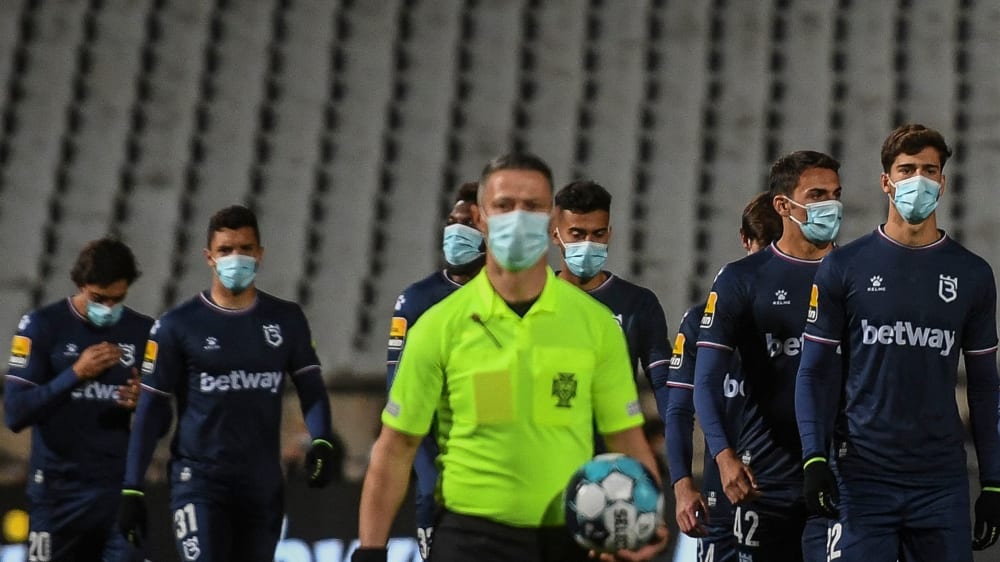 Zu neunt ins Duell mit Benfica: der Rest des Belenenses-Kaders.&nbsp;