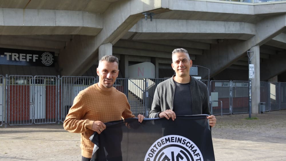 Sportvorstand Christian Pozo y Tamayo postiert gemeinsam mit Neu-Trainer Engin Yavuzaslan.