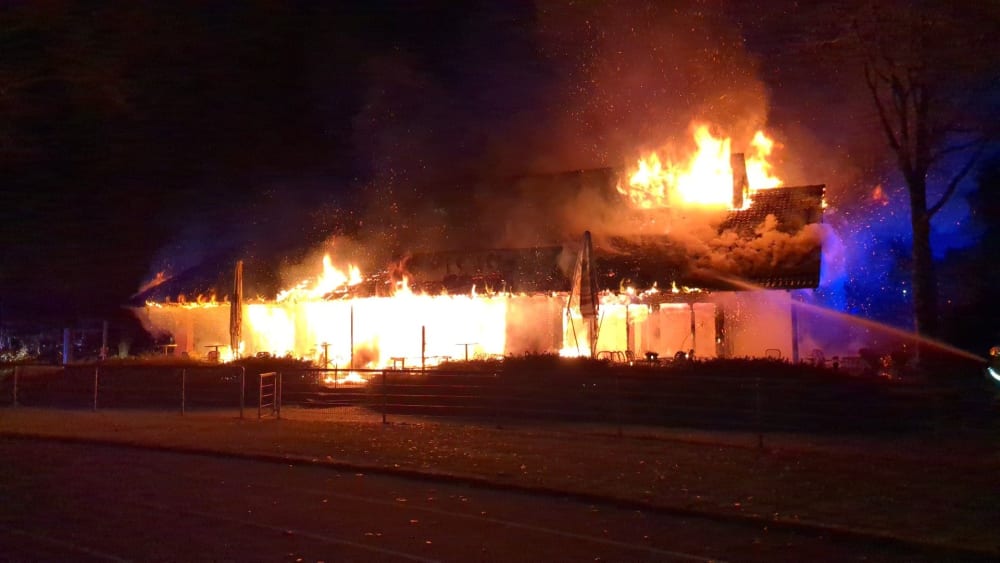 Das Vereinsheim des Rotenburger SV stand im Flammen und wurde komplett zerstört.