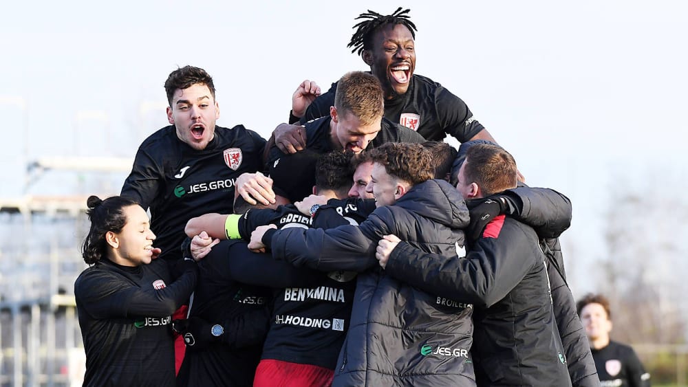 Großer Jubel beim Greifswalder FC nach dem Auswärtssieg gegen Eilenburg.