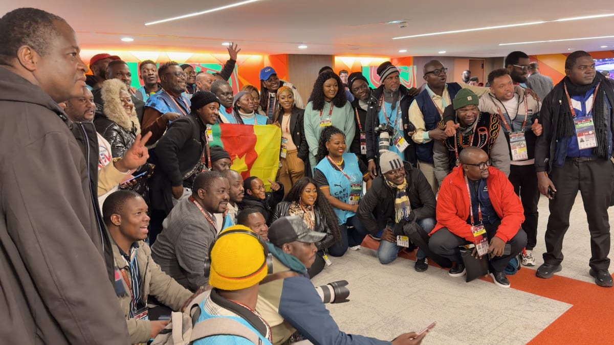 Afrika-Cup-in-Topform-Trommelnde-Fans-und-ein-Mannschaftsfoto-der-Journalisten