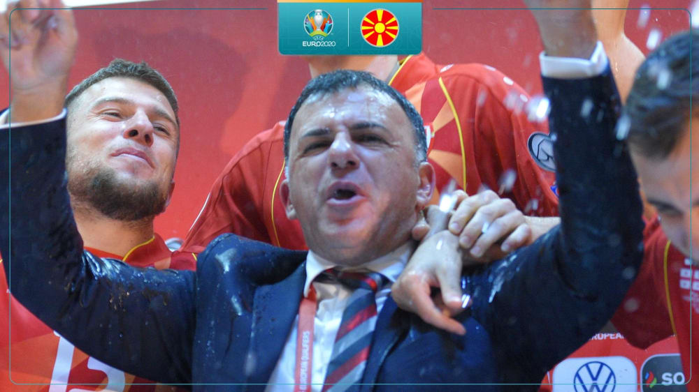 Spieler "überfallen" Igor Angelovskis Pressekonferenz nach dem Play-off-Sieg gegen Georgien