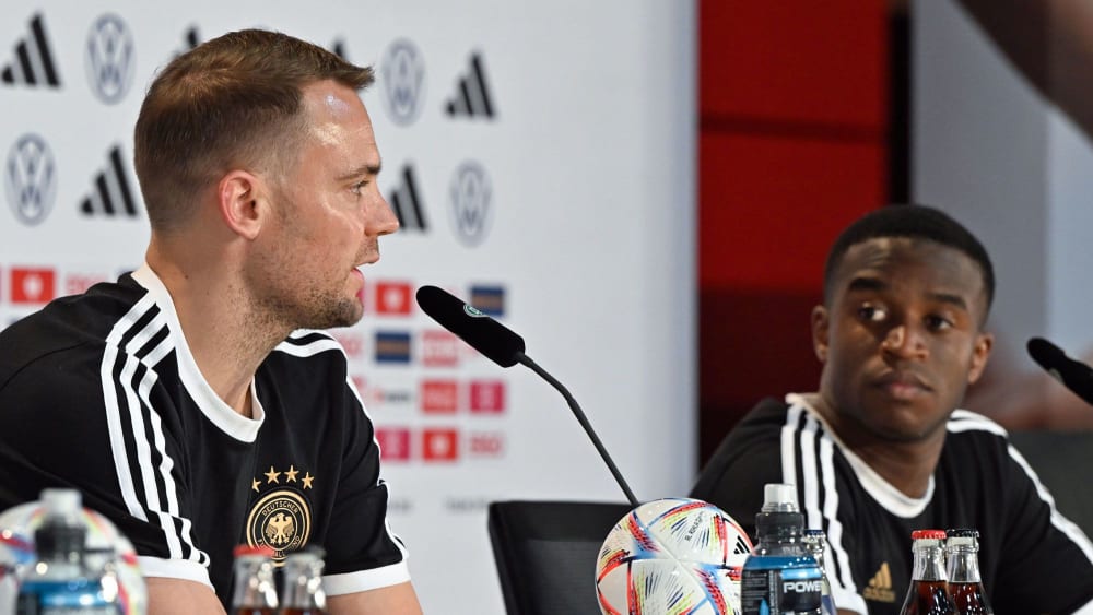 Klares Statement zur One-Love-Binde: Manuel Neuer (li.) auf der Pressekonferenz am Samstag.