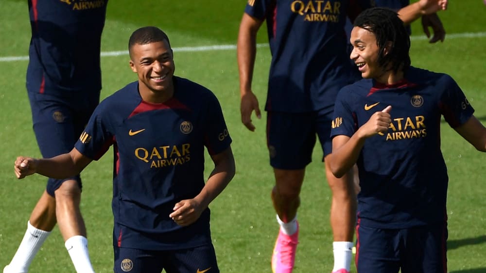 Gut gelaunt beim Üben: PSG-Star Kylian Mbappé mit seinem Bruder Ethan (re.) im Training.