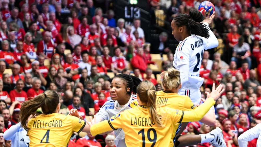 Frankreich setzte sich im Halbfinale der Handball-WM der Frauen eindrucksvoll gegen Schweden durch.