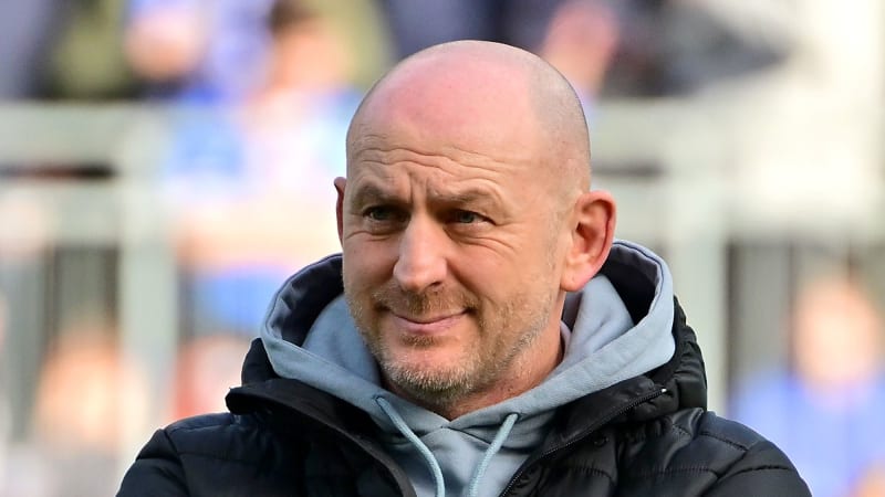 DARMSTADT, GERMANY - MARCH 02: Torsten Lieberknecht, Head Coach of SV Darmstadt 98, looks on prior to the Bundesliga match between SV Darmstadt 98 and FC Augsburg at Merck-Stadion am Böllenfalltor on March 02, 2024 in Darmstadt, Germany. (Photo by Thomas Lohnes/Getty Images)