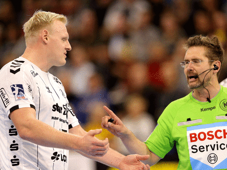 Referee Lars Geipel (re., mit Kiels Patrick Wiencek)
