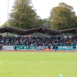 Die Fans des VfB Lübeck auf der Haupttribüne des Buniamshofs.