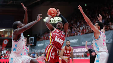Im Bild: Tyler Birts (Telekom Baskets Bonn, 5), links im Bild und Joel Aminu (Telekom Baskets Bonn, 21) rechts gegen Marcus Carr(Wuerzburg Baskets, 5) am Ball 24.05.2026, Basketball, Fitness First Wuerzburg Baskets vs. Telekom Baskets Bonn, easyCredit BBL Playoffs, 4. Viertelfinale, Deutschland, 97072, tectake-Arena Wuerzburg, *** In the picture Tyler Birts Telekom Baskets Bonn, 5 , left in the picture and Joel Aminu Telekom Baskets Bonn, 21 right against Marcus Carr Wuerzburg Baskets, 5 on the ball 24 05 2026, Basketball, Fitness First Wuerzburg Baskets vs Telekom Baskets Bonn, easyCredit BBL Playoffs, 4 Quarterfinals, Germany, 97072, tectake Arena Wuerzburg, Copyright: HMBxMedia xJulienxBecker