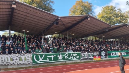 Die Gästefans vor Anpfiff auf der Haupttribüne.