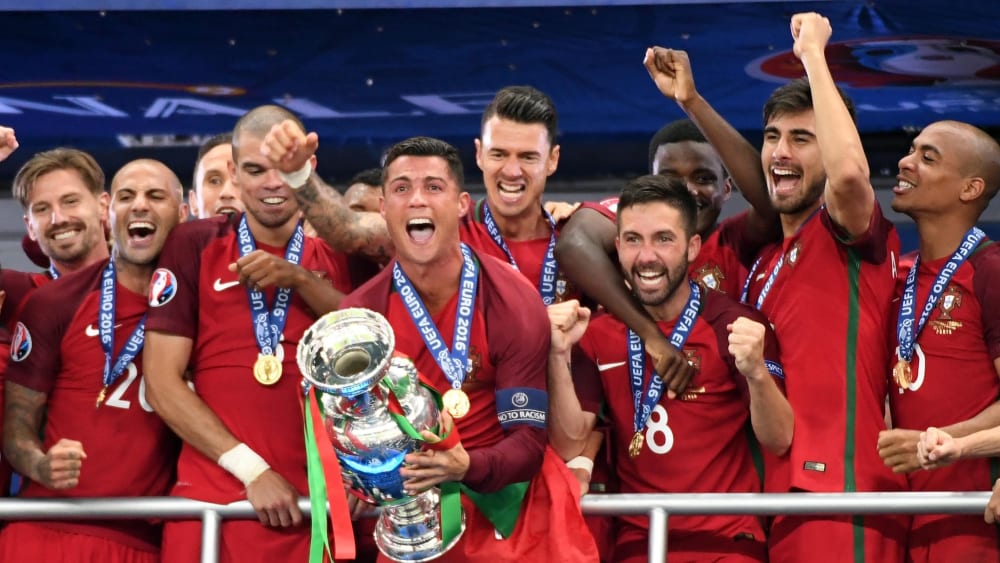 Cristiano Ronaldo streckt nach dem Sieg bei der EURO 2016 die Trophäe in die Höhe