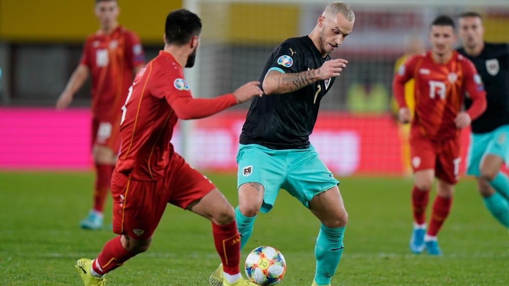 Marco Arnautovic im Duell mit Gjoko Zajkov beim Spiel der beiden Teams 2019 in Wien
