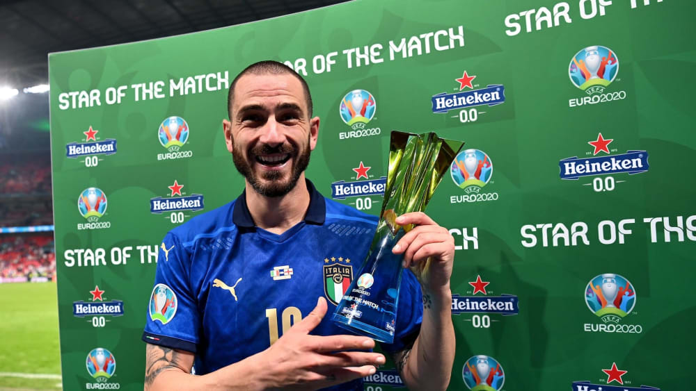 Leonardo Bonucci mit seiner Auszeichnung nach dem Finale