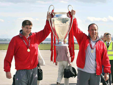 Steven Gerrard und Rafa Benitez mit der Champions-League-Trophäe.
