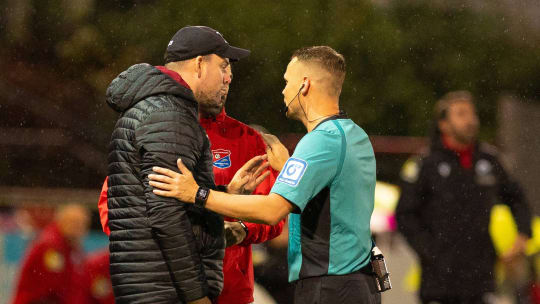 Unterhaching, Deutschland 27. September 2024: 3 . Liga - 2024 2025 - SpVgg Unterhaching vs. SV Sandhausen Im Bild: v.li. Trainer Marc Unterberger (Unterhaching) und Schiedsrichter Dr. Robert Kampka DFB regulations prohibit any use of photographs as image sequences and or quasi-video Uhlsport Park Bayern *** Unterhaching, Germany 27 September 2024 3 Liga 2024 2025 SpVgg Unterhaching vs SV Sandhausen In the picture from left coach Marc Unterberger Unterhaching and referee Dr Robert Kampka DFB regulations prohibit any use of photographs as image sequences and or quasi video Uhlsport Park Bayern Copyright: xFotostandx xSchaeferx