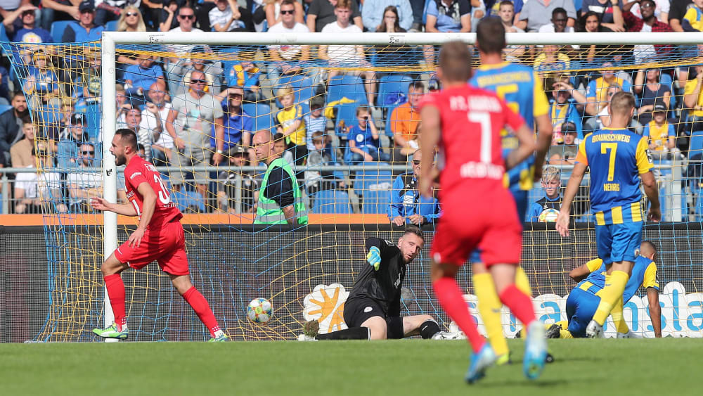 Dreht nach dem 2:0 jubelnd ab: Rostocks Pascal Breier.
