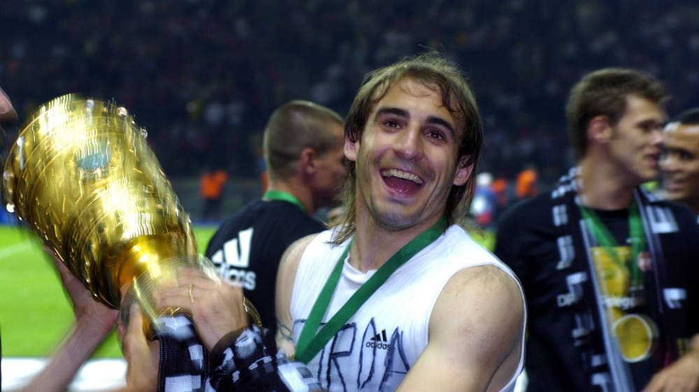 Pokalsieger 2007: Javier Pinola präsentiert die Trophäe.
