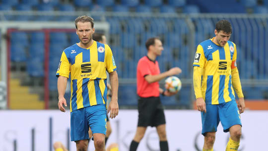 Hatte nach der 3:0-Niederlage gegen Ingolstadt keinen Grund zur Freude: Marc Pfitzner (rechts neben ihm Kapitän Benjamin Kessler)