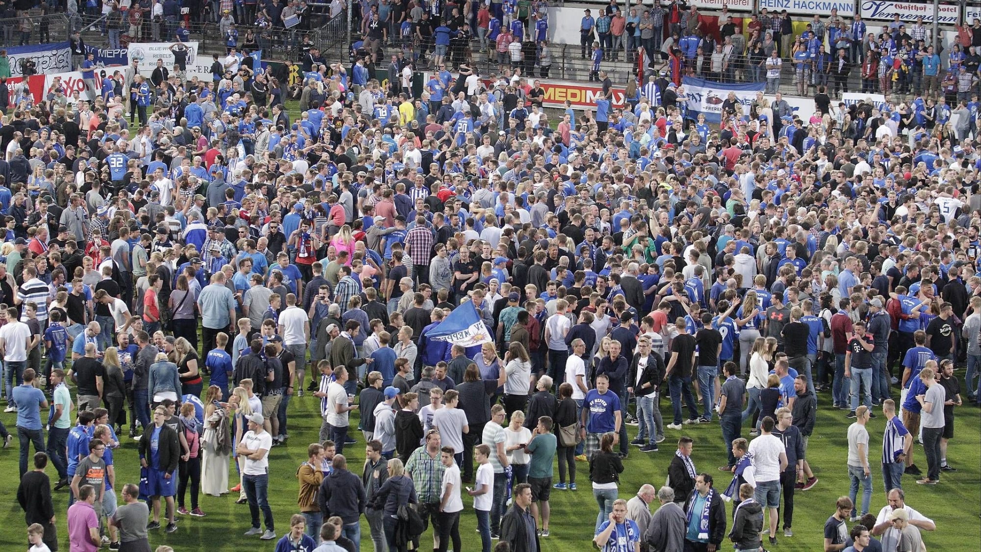 Fans stürmen den Platz nach Drittliga-Aufstieg 2017