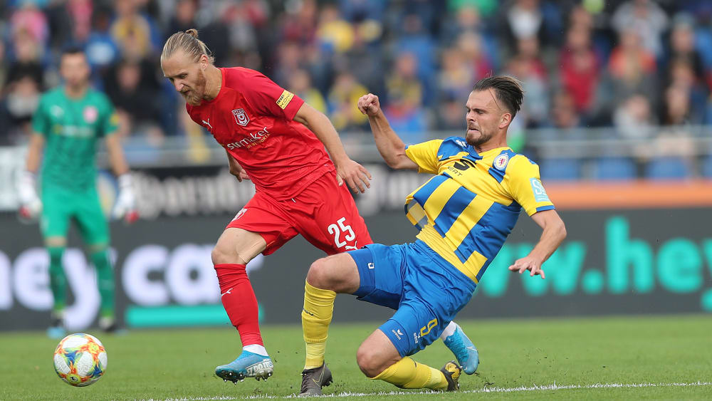 Jopek (l., Halle) gegen Ademi (Braunschweig)