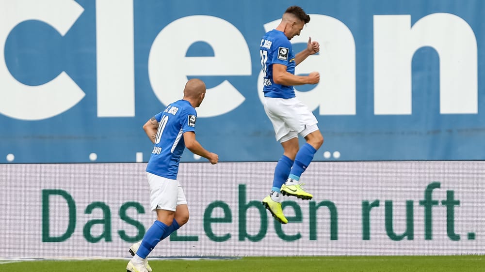 Rostocker Spieler bejubeln das 1:0 gegen Uerdingen.