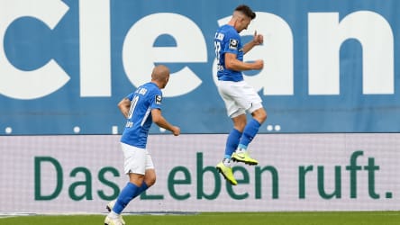 Rostocker Spieler bejubeln das 1:0 gegen Uerdingen.