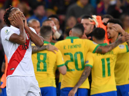 Verkehrte Welt: Während Perus André Carrillo geschockt ist, jubeln die Brasilianer im Hintergrund.
