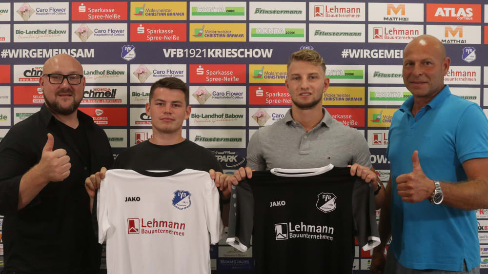 Freuen sich auf eine gemeinsame Zukunft beim VfB Krieschow: Manager Christof Lehmann, die Neuzug&#228;nge Paul Pahlow und Leo Felgentr&#228;ger sowie Finanzvorstand Bernd Parnitzke (von links nach rechts)