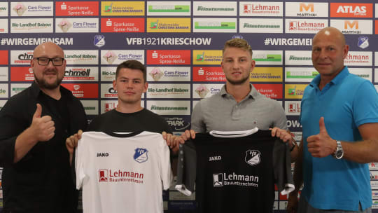 Freuen sich auf eine gemeinsame Zukunft beim VfB Krieschow: Manager Christof Lehmann, die Neuzugänge Paul Pahlow und Leo Felgenträger sowie Finanzvorstand Bernd Parnitzke (von links nach rechts)