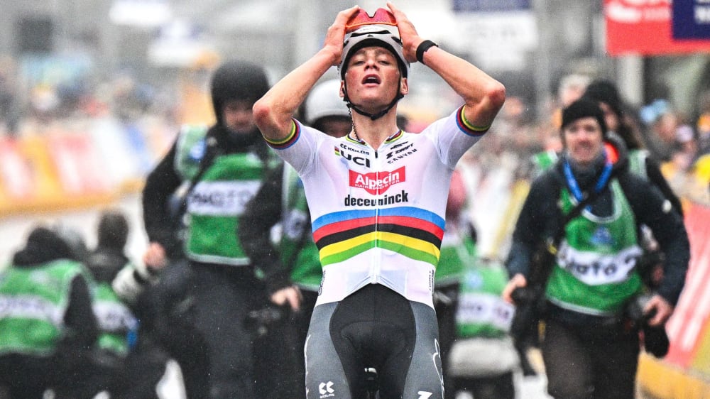 Belgischer Frühjahrs-Krimi: Mathieu van der Poel jubelt in Harelbeke.