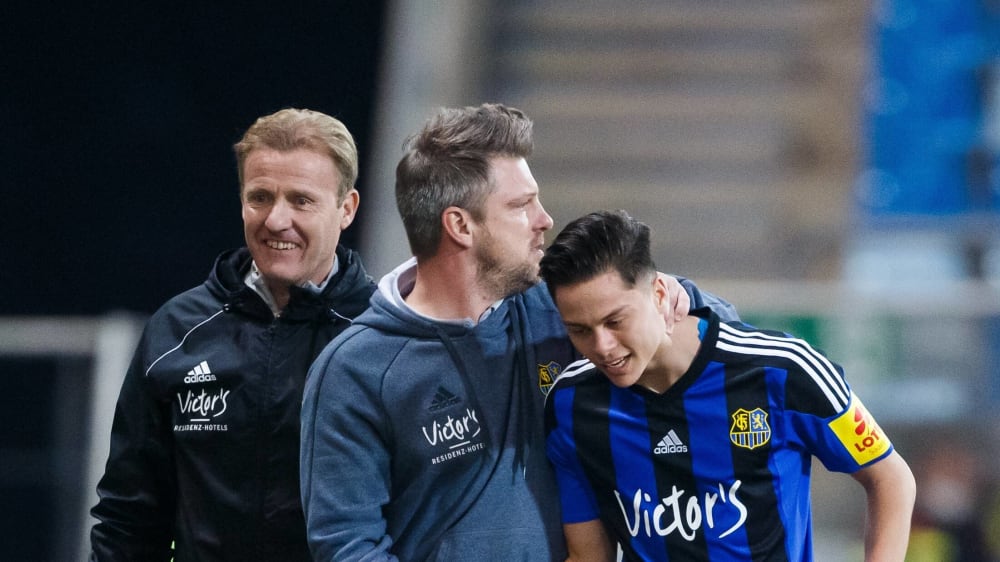 Lukas Kwasniok bejubelt den Sieg des 1. FC Saarbrücken mit Doppeltorschütze Minos Gouras.