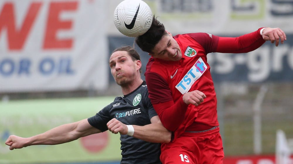 Sören Klappert (FV Engers) und Jannik Marx (Wormatia Worms) kämpfen im Luftduell um den Ball.