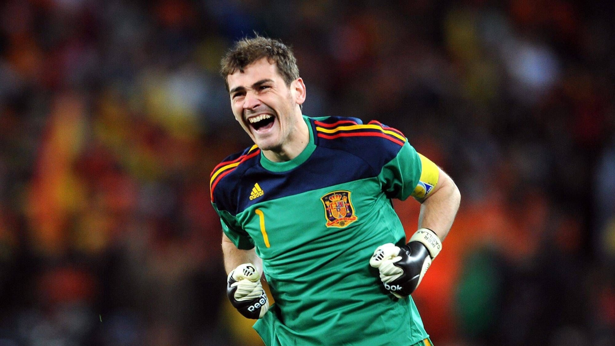 Iker Casillas jubelt im Trikot der spanischen Nationalmannschaft.