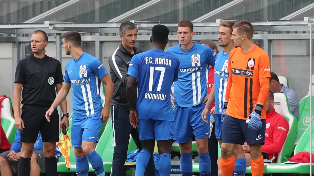 Dirigiert jede Menge neues Personal: Hansa-Trainer Jens Härtel (3.v.l.).