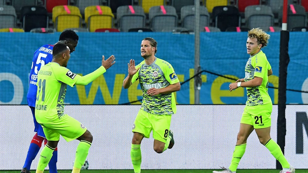 Leitet mit seinem Kopfball zum 1:0 den 4:0-Erfolg gegen den KFC Uerdingen ein: Johannes Wurtz (m.).